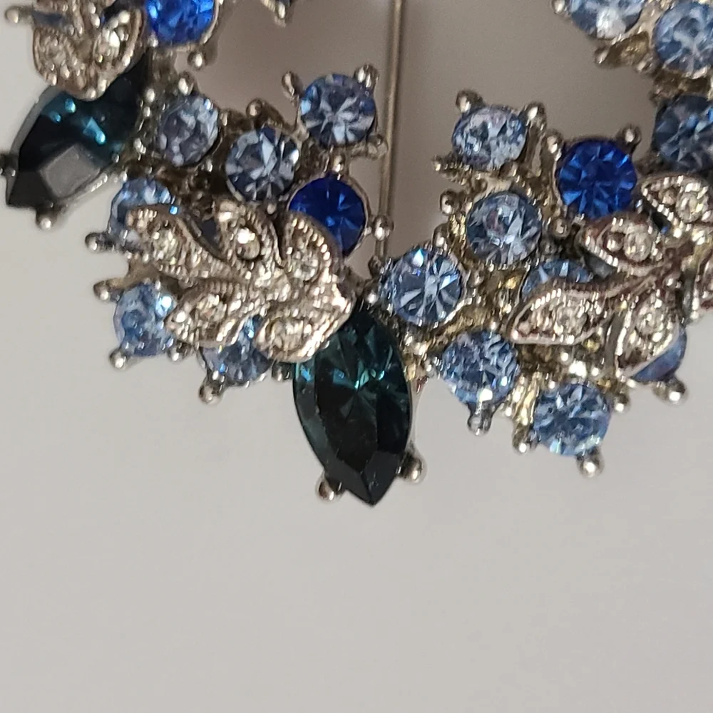 Vintage Blue Silver Rhinestone 3D Wreath Round Brooch Leafs Estate Vtg Euc - Picture 3 of 9
